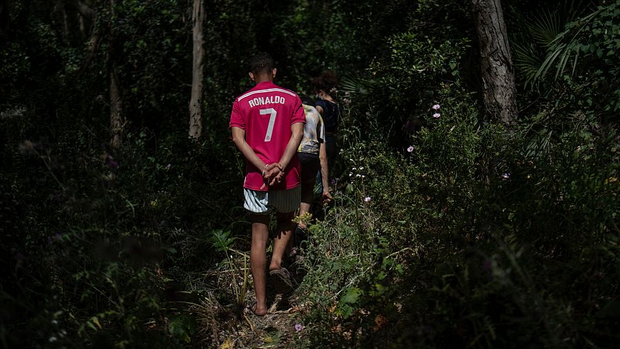 Escondidos en el monte de Ceuta para evitar las devoluciones: "Dile a mamá que me quedo aquí"